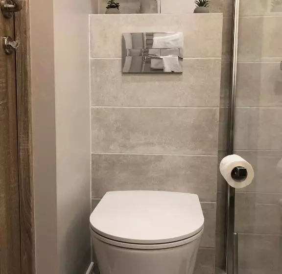 Modern Studio Apartment Near The Beach   5 Min Walk
