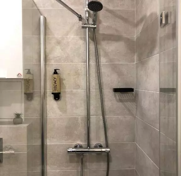 Modern Studio Apartment Near The Beach   5 Min Walk