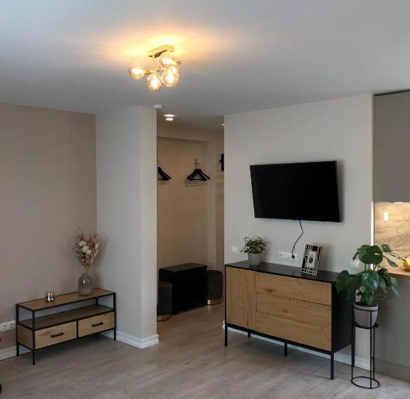 Modern Studio Apartment Near The Beach   5 Min Walk