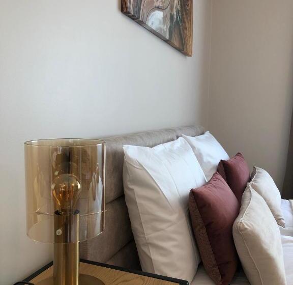 Modern Studio Apartment Near The Beach   5 Min Walk