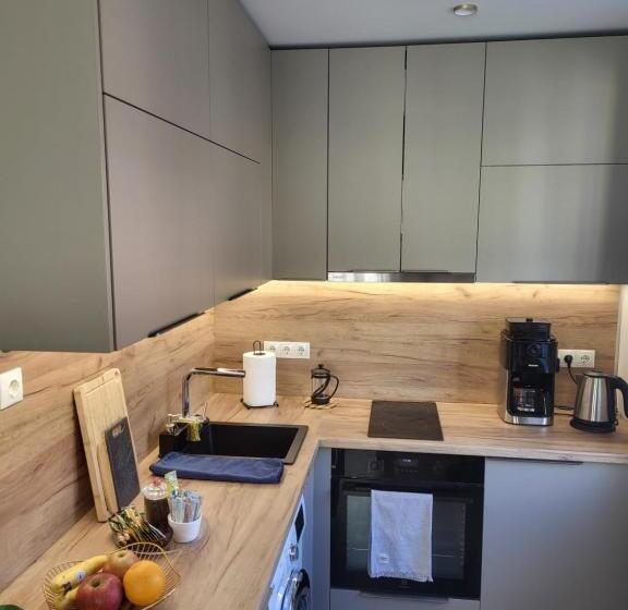 Modern Studio Apartment Near The Beach   5 Min Walk