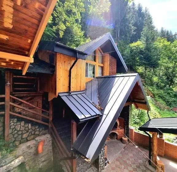 ペンション Căbănuța Cocoțată