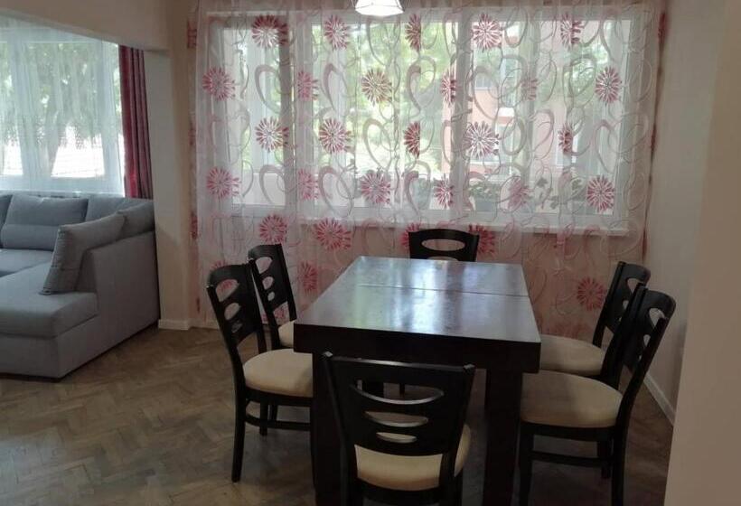 в сърцето на варна ви очаква прекрасен и просторен апартамент