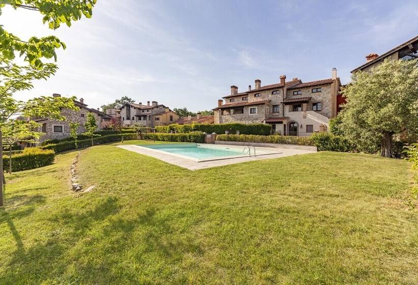 Bright Apt With Terrace And Shared Pool