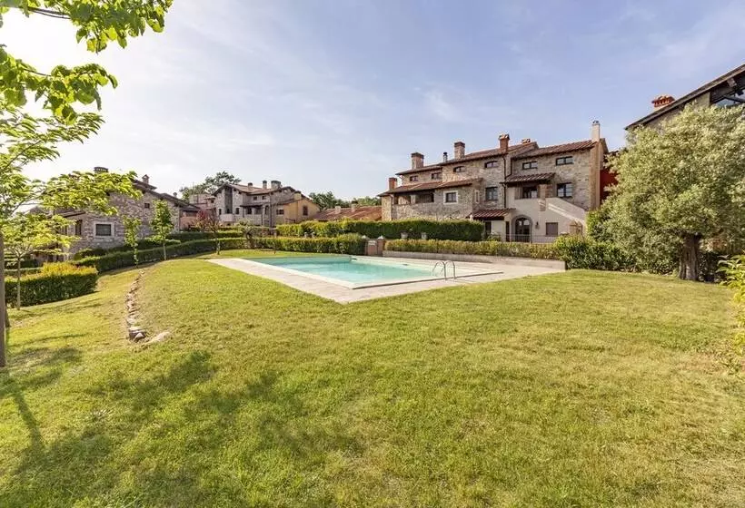 Bright Apt With Terrace And Shared Pool