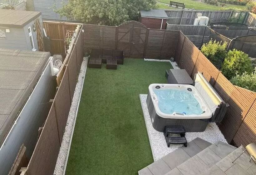 Broadway Beach Homes Airbnb With Hot Tub