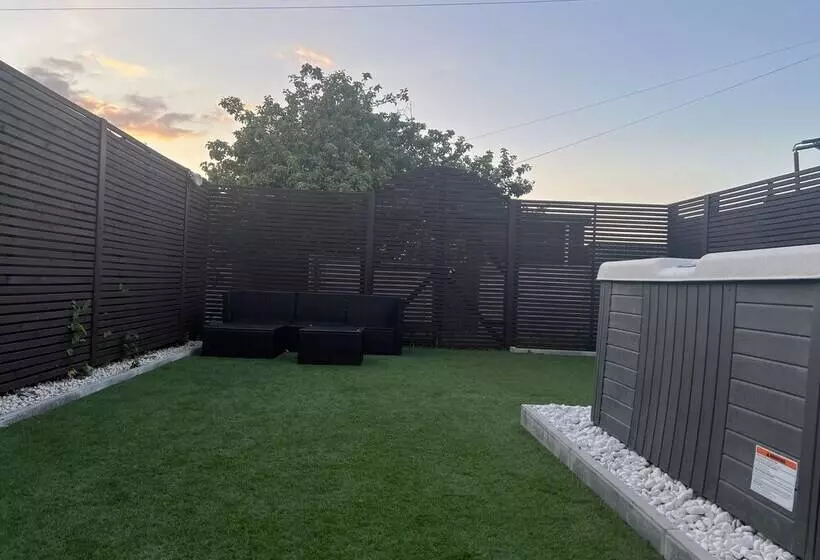 Broadway Beach Homes Airbnb With Hot Tub