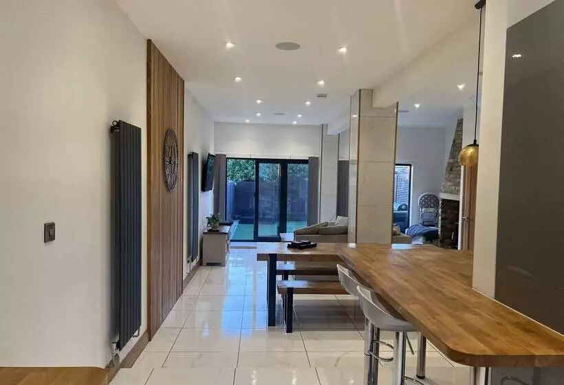 Broadway Beach Homes Airbnb With Hot Tub