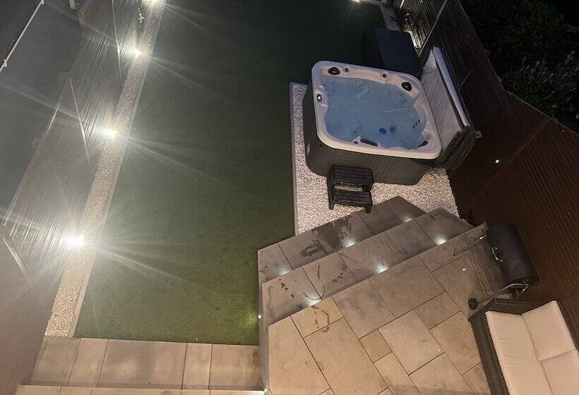 Broadway Beach Homes Airbnb With Hot Tub