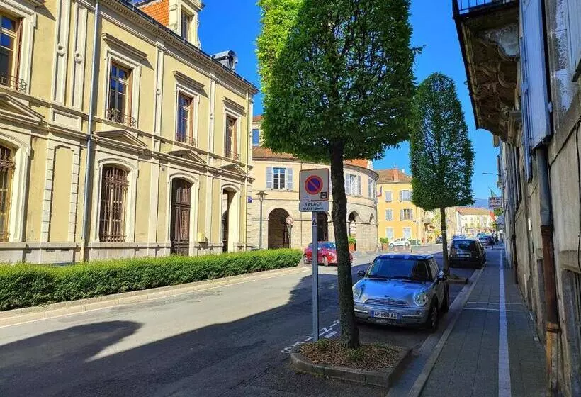 Chaleureuse Maison De Ville à Côté De La Mairie Ronde