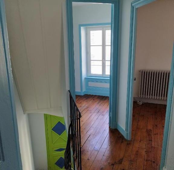 Chaleureuse Maison De Ville à Côté De La Mairie Ronde