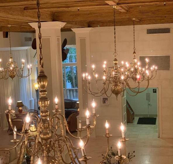 Palm Beach Historic Hotel With Juliette Balconies! 2 Blocks From Beach!