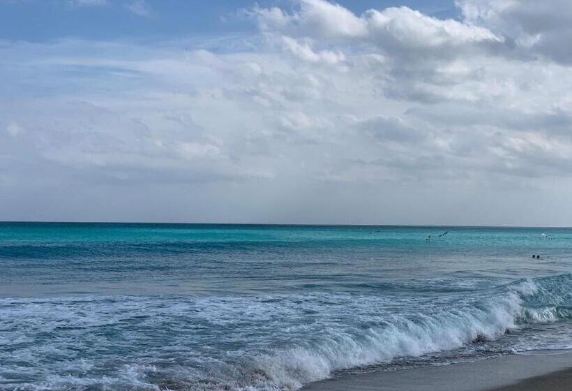 Palm Beach Historic Hotel With Juliette Balconies! 2 Blocks From Beach!