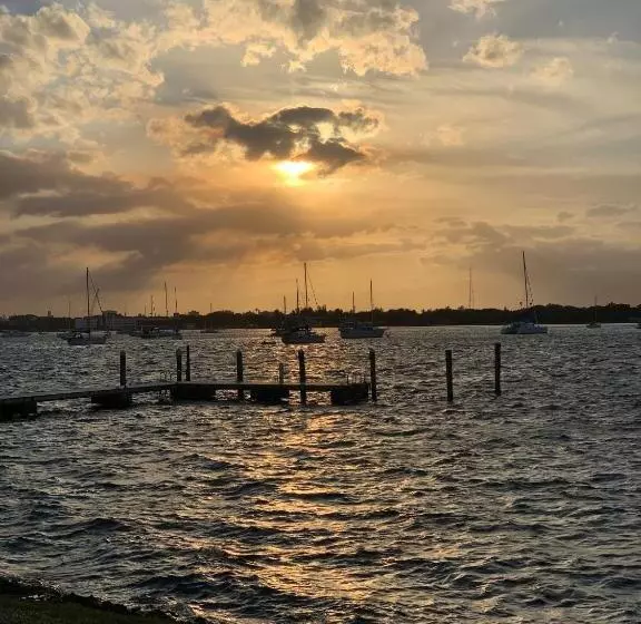 Palm Beach Historic Hotel With Juliette Balconies! 2 Blocks From Beach!