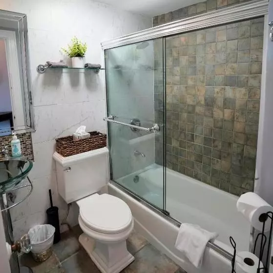 Palm Beach Historic Hotel With Juliette Balconies! 2 Blocks From Beach!