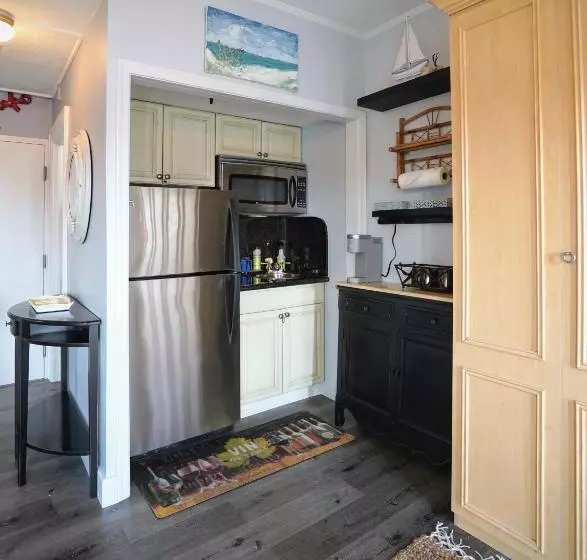 Palm Beach Historic Hotel With Juliette Balconies! 2 Blocks From Beach!