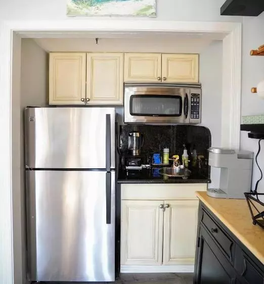 Palm Beach Historic Hotel With Juliette Balconies! 2 Blocks From Beach!