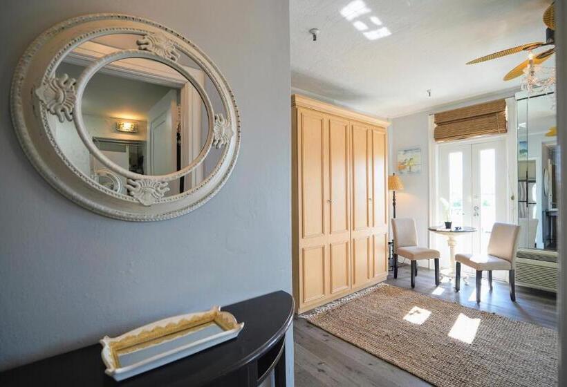 Palm Beach Historic Hotel With Juliette Balconies! 2 Blocks From Beach!