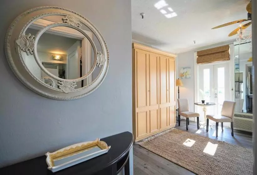 Palm Beach Historic Hotel With Juliette Balconies! 2 Blocks From Beach!