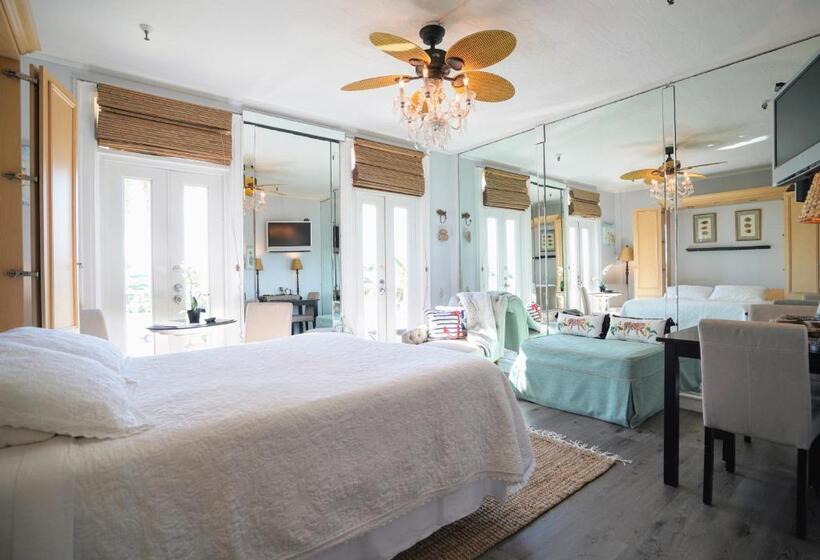 Palm Beach Historic Hotel With Juliette Balconies! 2 Blocks From Beach!