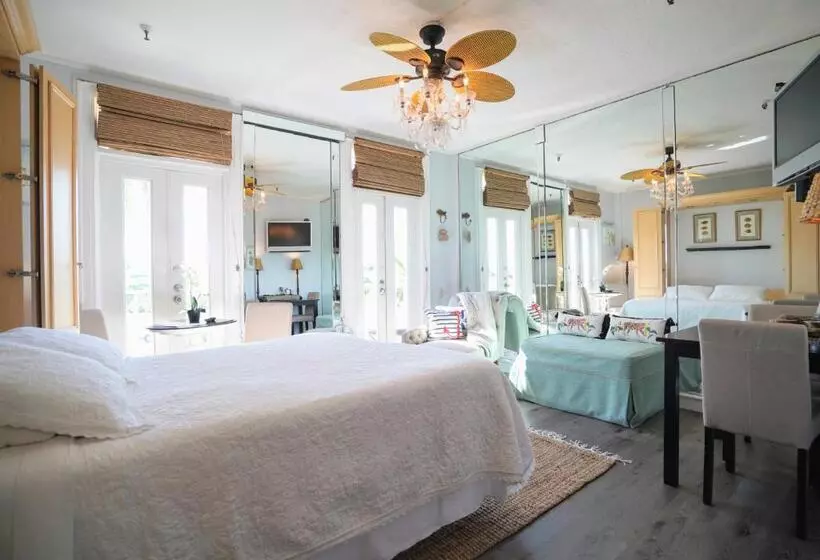 Palm Beach Historic Hotel With Juliette Balconies! 2 Blocks From Beach!