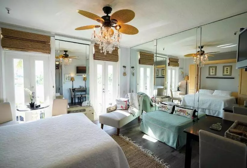 Palm Beach Historic Hotel With Juliette Balconies! 2 Blocks From Beach!