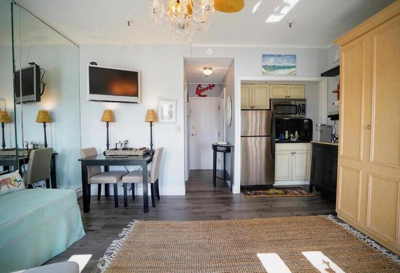 Palm Beach Historic Hotel With Juliette Balconies! 2 Blocks From Beach!