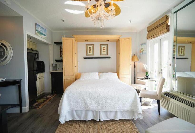 Palm Beach Historic Hotel With Juliette Balconies! 2 Blocks From Beach!