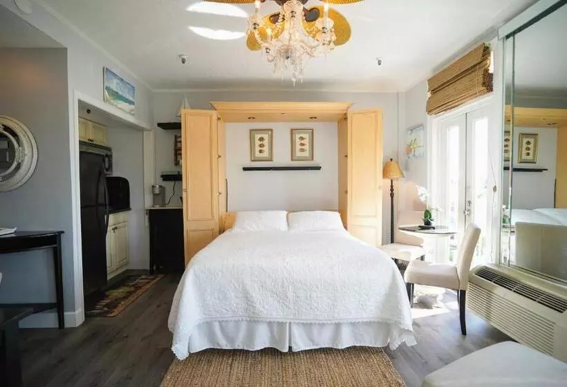 Palm Beach Historic Hotel With Juliette Balconies! 2 Blocks From Beach!