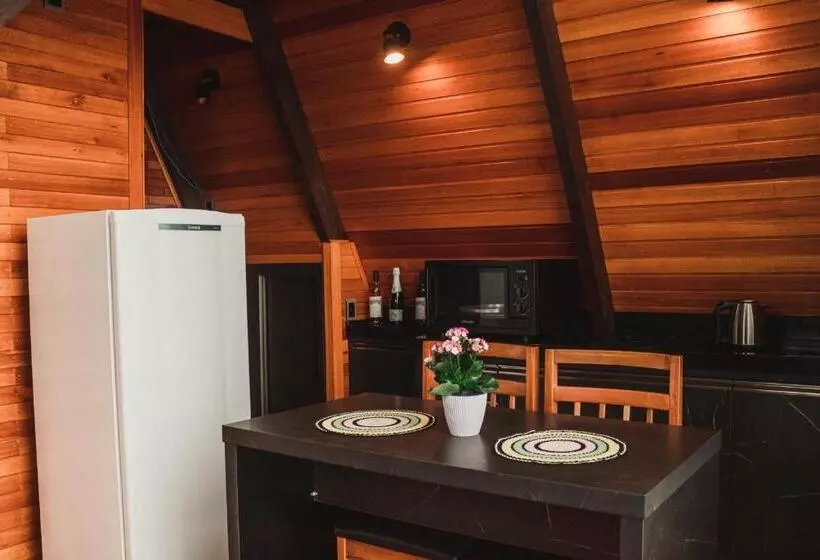 Chalé Romântico Com Banheira De Hidromassagem E Lareira