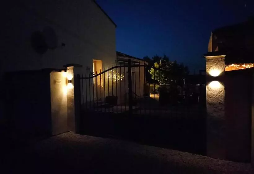 Maison Marin, Charming Village Cottage With Pool