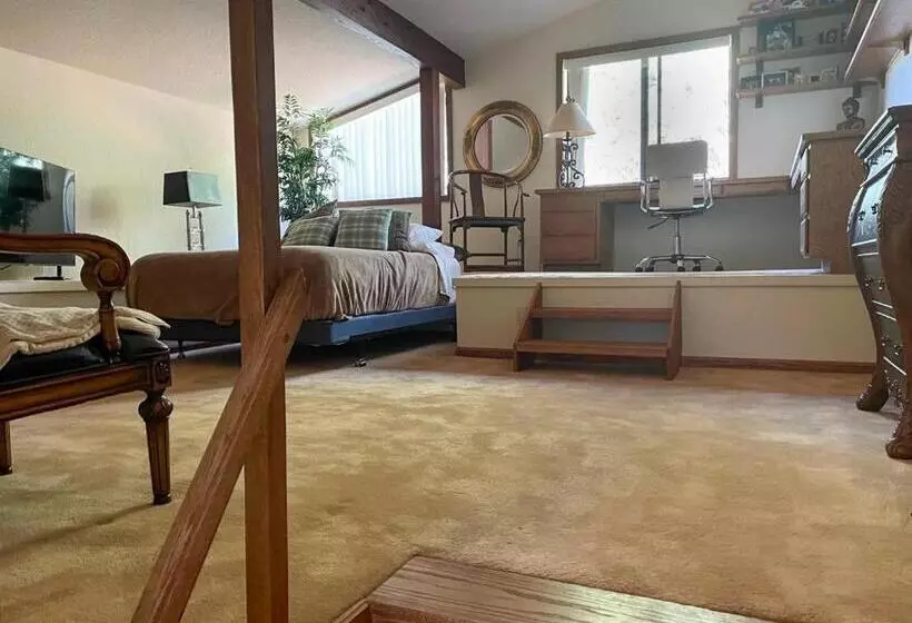 3 Acre Private Designer Villa Borders Forest Forever Views!