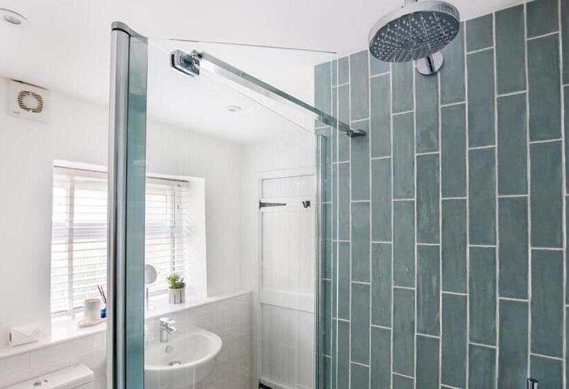 Windsor Cottage Bolthole In The Heart Of Cn!