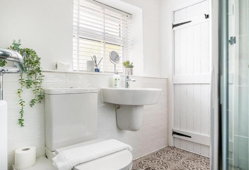 Windsor Cottage Bolthole In The Heart Of Cn!