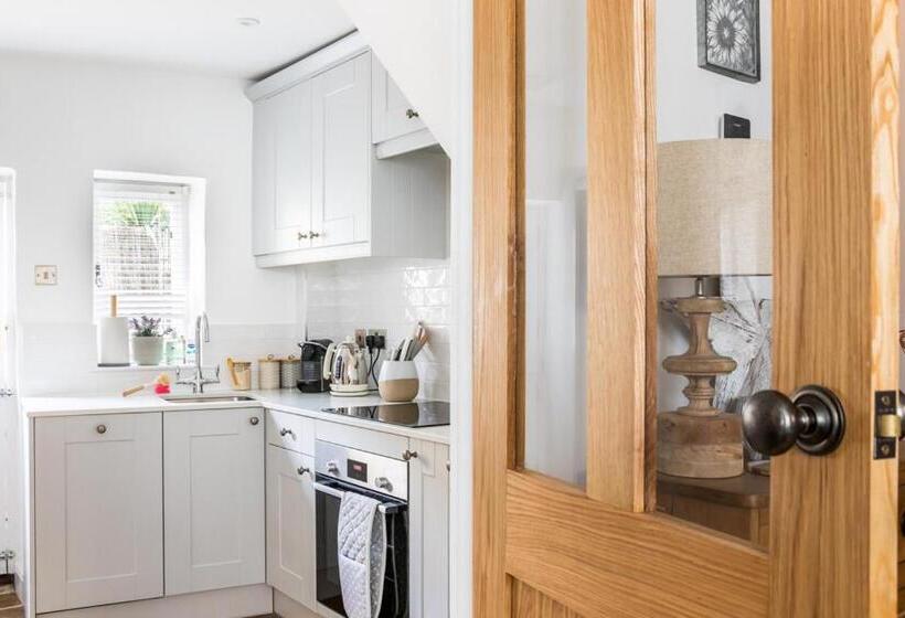 Windsor Cottage Bolthole In The Heart Of Cn!