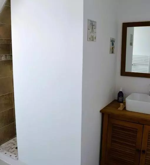 La Maison Penchée, Avec Jardin à 50m De La Plage