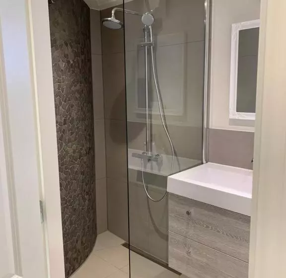 پانسیون Kangaroom