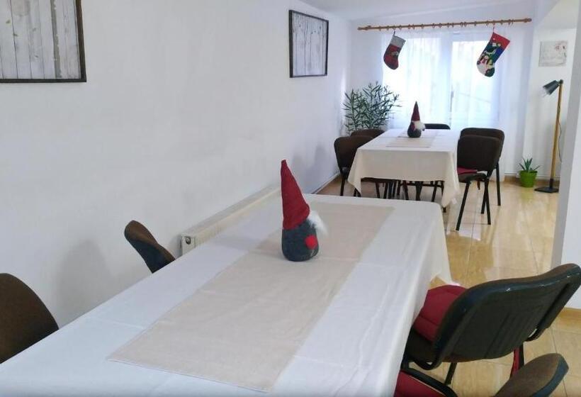 بنسيون Casa Zura