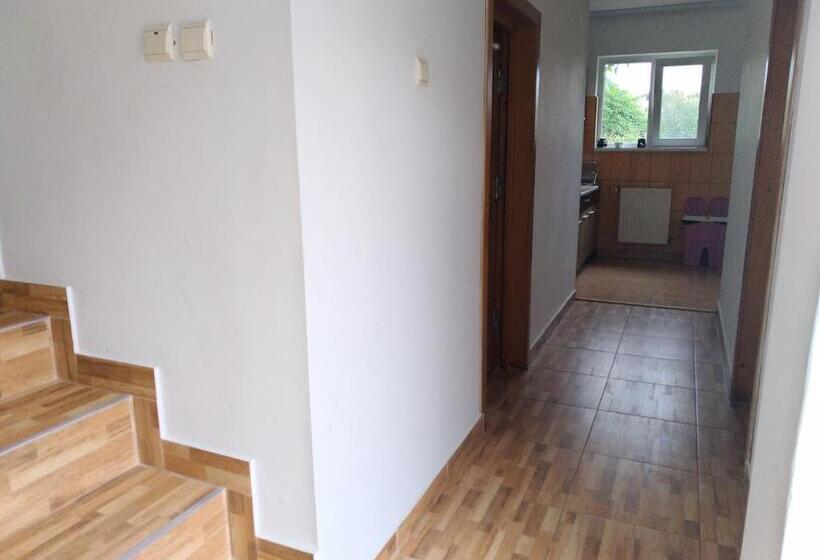 بنسيون Casa Zura