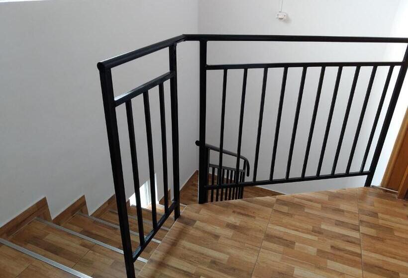 بنسيون Casa Zura