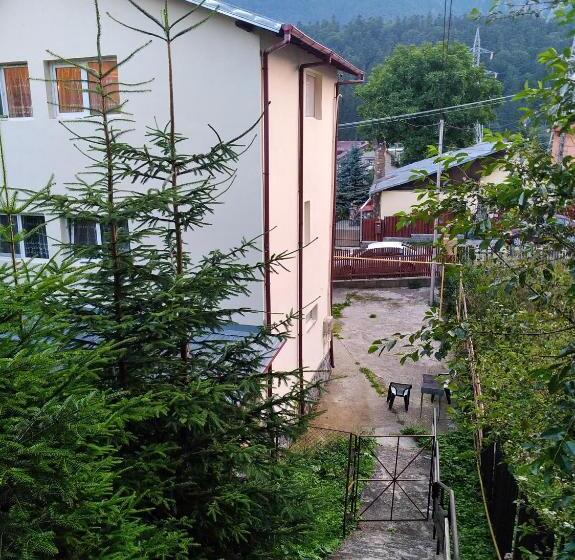 بنسيون Casa Zura