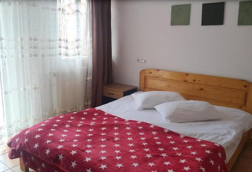 بنسيون Casa Zura