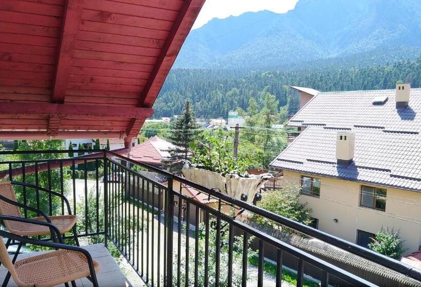 بنسيون Casa Zura