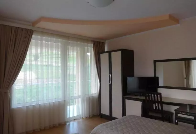 ホテル семеен хотел елеганс   борино