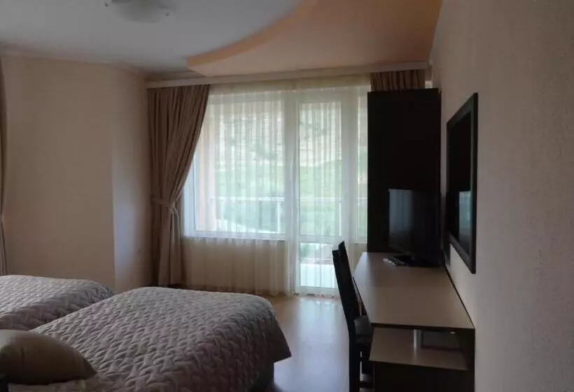 ホテル семеен хотел елеганс   борино