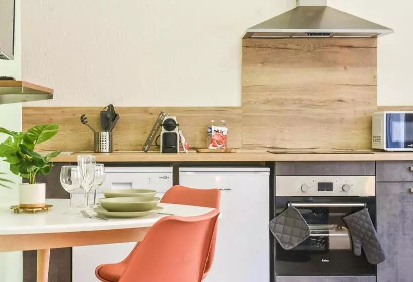 Lumineux   L Amazone   Gare