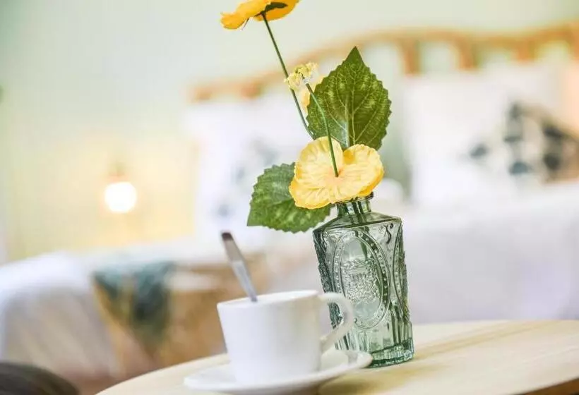 Lumineux   L Amazone   Gare