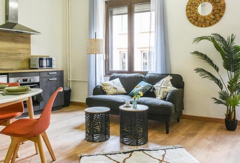 Lumineux   L Amazone   Gare