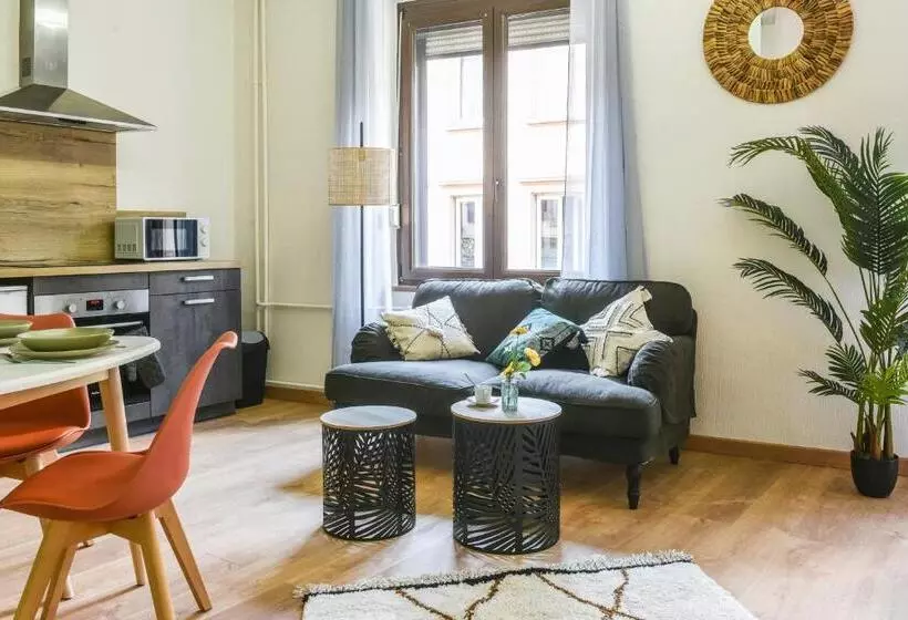 Lumineux   L Amazone   Gare