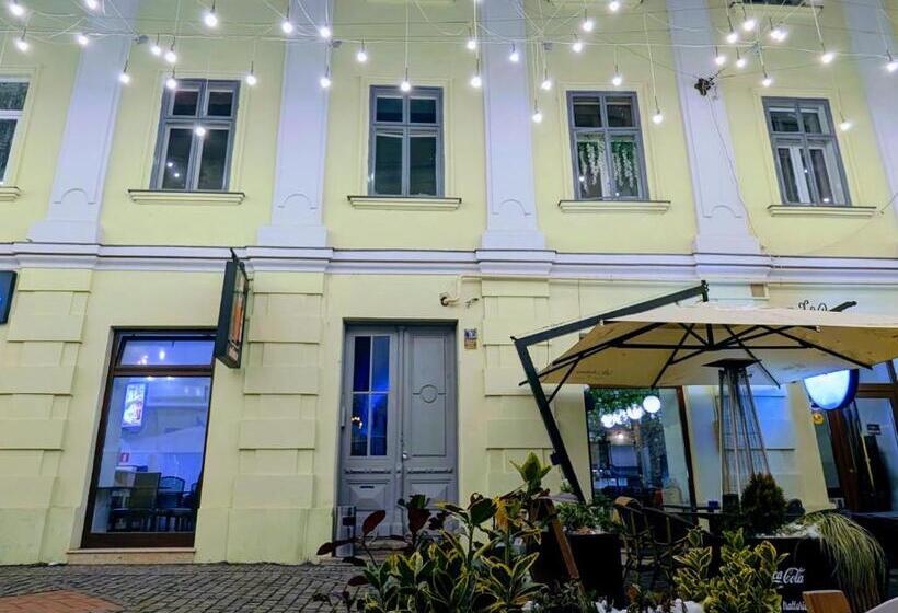 The Industrique Home   3 Bedroom Apartment